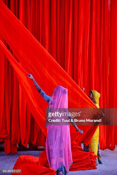 india, rajasthan, sari factory - madras indien stock pictures, royalty-free photos & images