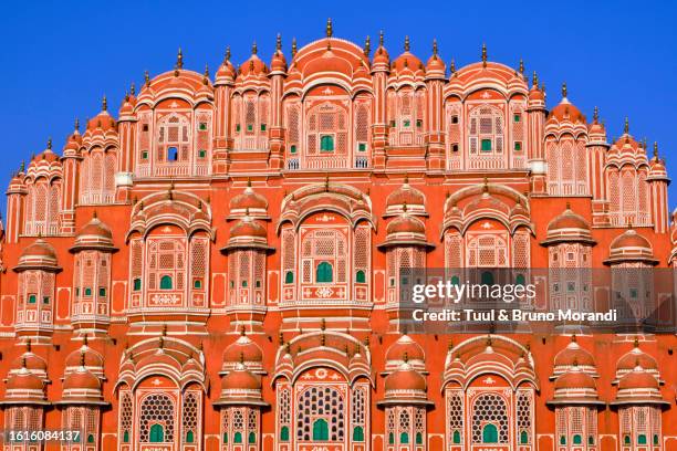 india, jaipur, the wind palace - hawa mahal fotografías e imágenes de stock