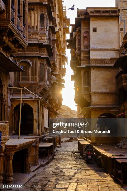 india, rajasthan, jaisalmer, haveli in the old city - jaisalmer fotografías e imágenes de stock