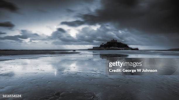 mount silhouette - marazion-cornwall-england photos et images de collection
