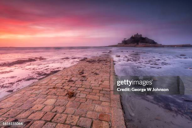 sunrise at the mount 2 - marazion-cornwall-england photos et images de collection