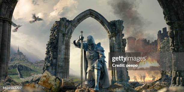 caballero arrodillado bajo la ruina del arco - caballerosidad fotografías e imágenes de stock