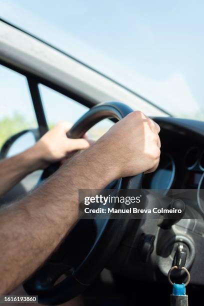 man driving a car - patente di guida foto e immagini stock