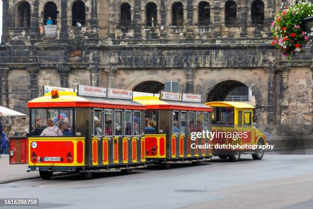 train near porta nigra entrance port city in trier, germany - redactioneel 個照片及圖片檔