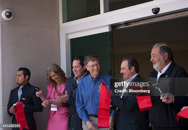 Billionaire Carlos Slim, from right, Enrique Martinez, Mexico's minister of Agriculture, billionaire Bill Gates, Eruviel Avila Villegas, governor of...