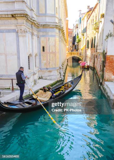 gondola con turisti sul canal grande a venezia - italia - gondola traditional boat foto e immagini stock