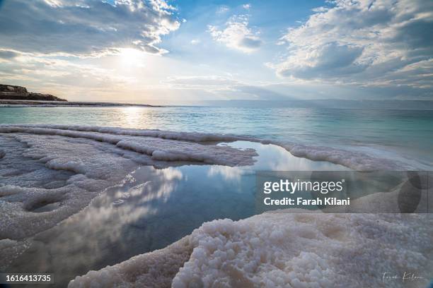dead sea, jordan - the lowest point on earth. - cloud sales fotografías e imágenes de stock