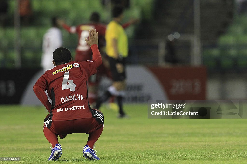 Caracas FC v Fluminense - 2013 Copa Bridgestone Libertadores