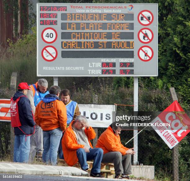 Des employés de la plateforme pétrochimique Total de Carling bloquent les entrées du site le 12 octobre 2007 lors d'une grève organisée par une...