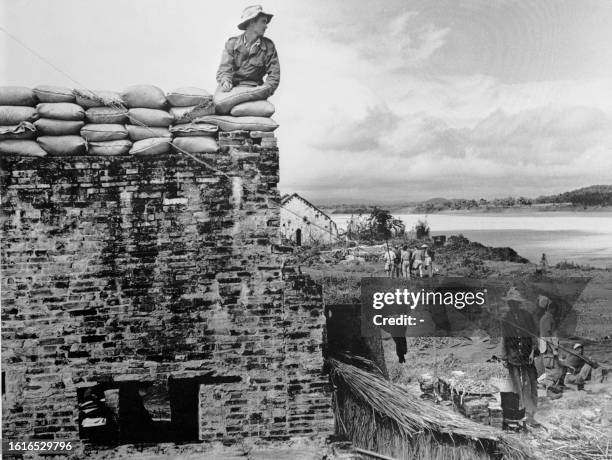 Un soldat français surveille la Rivière Noire de son poste d'observation de Tu-Vu, au Vietnam, où se déroulent de nombreux combats, le 13 décembre...