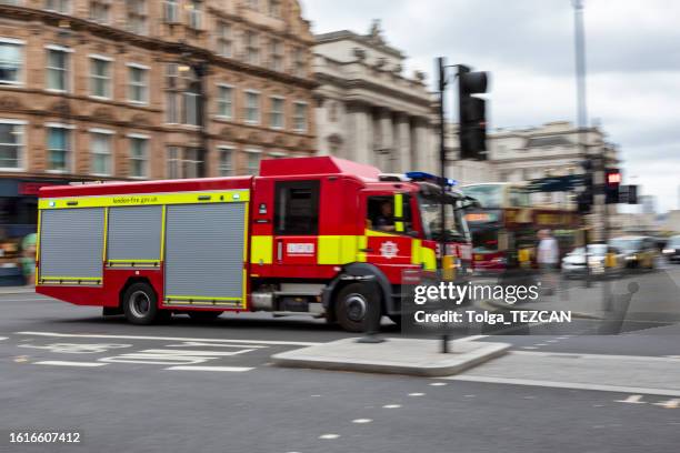 camion de pompiers de londres - london fire photos et images de collection