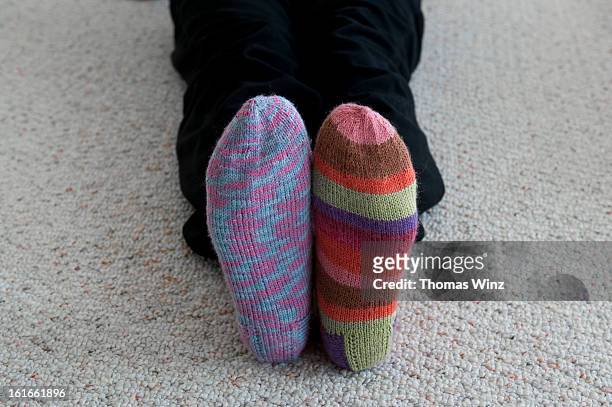 hand made socks - mismatch fotografías e imágenes de stock