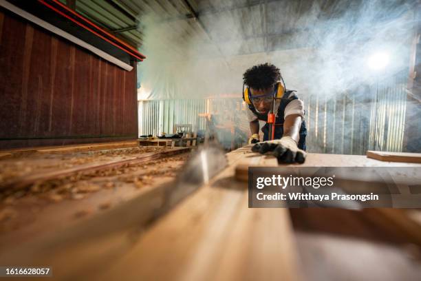 professional saw operator preparing ideal board - herramienta-de-mano fotografías e imágenes de stock