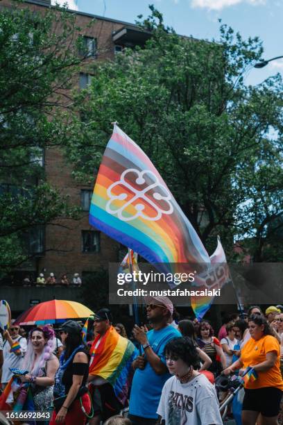 desfile gay montreal 2023 - isla de montreal fotografías e imágenes de stock