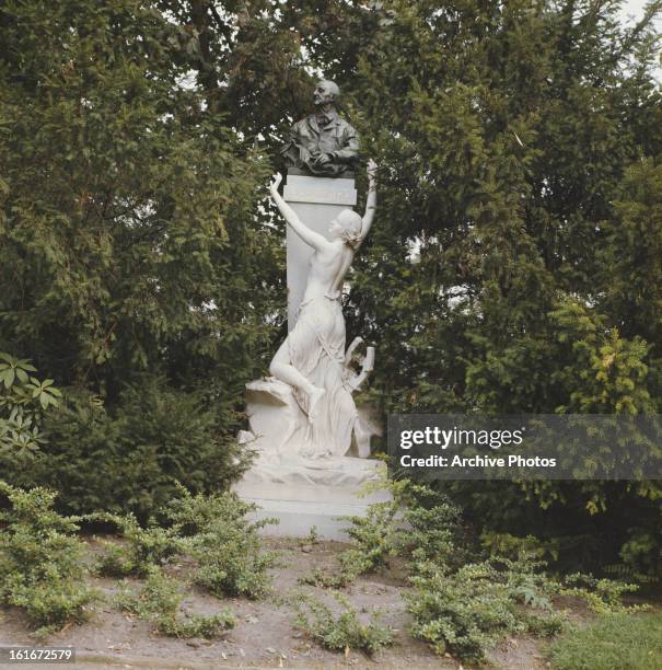 The monument to composer Anton Bruckner in the Stadtpark in Vienna, Austria, circa 1970. The base by Fritz Zerritsch depicts Euterpe, the muse of...