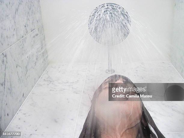 girl showering - frau duschen stock-fotos und bilder