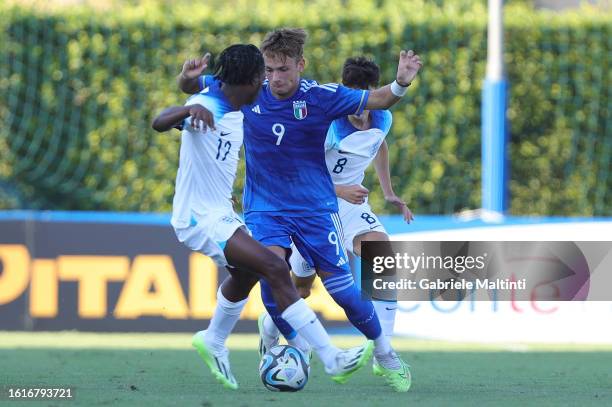 Edoardo Zanaga of Italy U16 in action during the friendly Internationale match between Italy U16 and England U16 at Centro Tecnico Federale di...