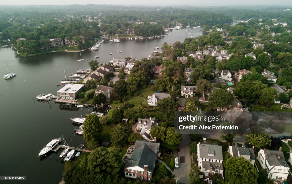 Lungomare e porto con yacht velati dalla foschia. Quartieri di Chesapeake Bay, Annapolis, MD vista aerea