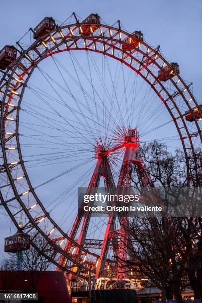 giant ferris wheel en prater - vienna holiday fair stock pictures, royalty-free photos & images