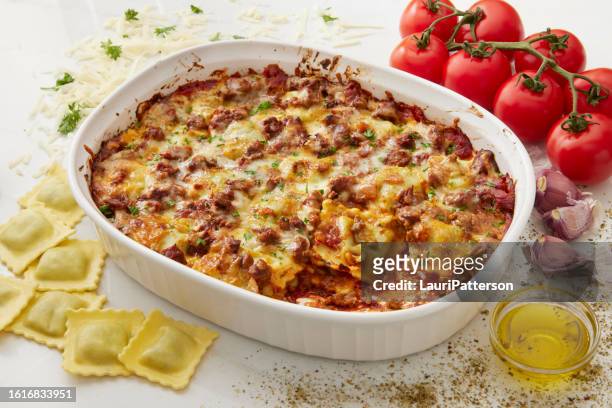 lazy skillet lasagne mit ravioli - ravioli stock-fotos und bilder