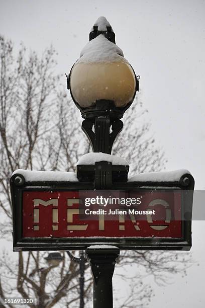 metro - paris metro sign stock pictures, royalty-free photos & images