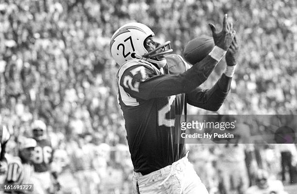 Championship: San Diego Chargers Charles McNeil in action, making catch vs Houston Oilers at Balboa Stadium. San Diego, CA CREDIT: Hy Peskin