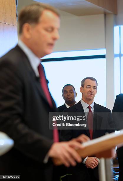 Tom Horton, president and chief executive officer of AMR Corp.'s American Airlines, right, listens as Doug Parker, chief executive officer of US...