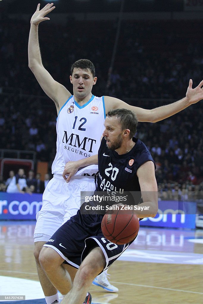 Anadolu EFES Istanbul v Real Madrid - Turkish Airlines Euroleague