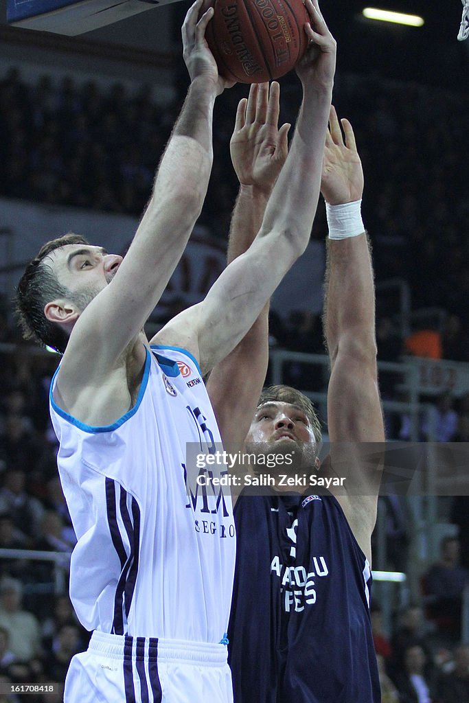 Anadolu EFES Istanbul v Real Madrid - Turkish Airlines Euroleague