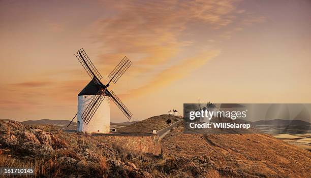 windmühlen bei sonnenuntergang, consuegra, castilla-la mancha, spanien - spanisch stock-fotos und bilder