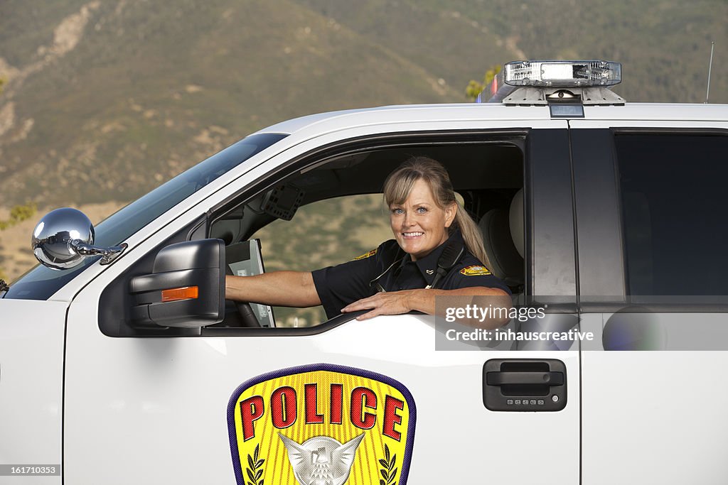Feliz polícia de condução do veículo