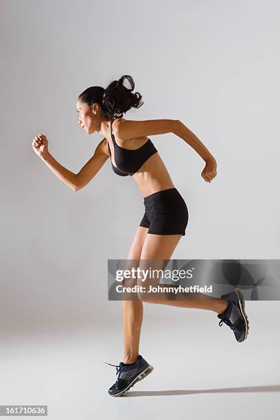 fit donna in reggiseno sportivo e pantaloncini da jogging - running shorts foto e immagini stock