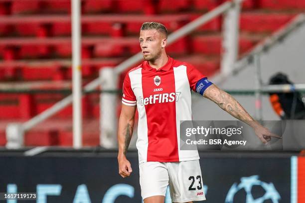 Toby Alderweireld of Royal Antwerp FC coaches his teammates during the UEFA Champions League - Play-offs - 1st leg match between Royal Antwerp FC and...