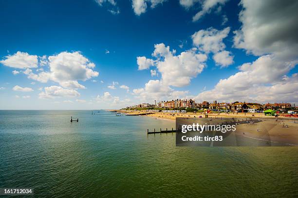 blick auf den strand vom pier in southwold in suffolk - suffolk stock-fotos und bilder