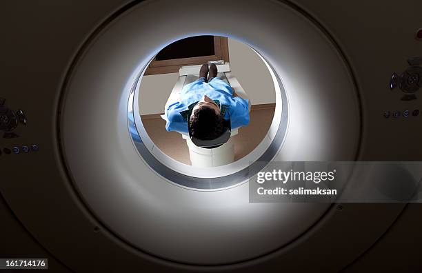 hombre tener un examen médico mediante mri - pet scan machine fotografías e imágenes de stock