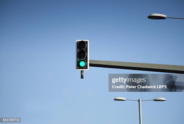 the green light - semaforo fotografías e imágenes de stock