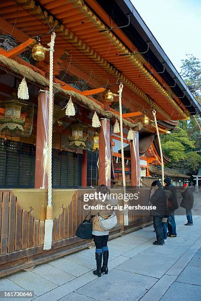 people praying at yasaka-jinja (yasaka shrine) - yasaka shrine stock pictures, royalty-free photos & images