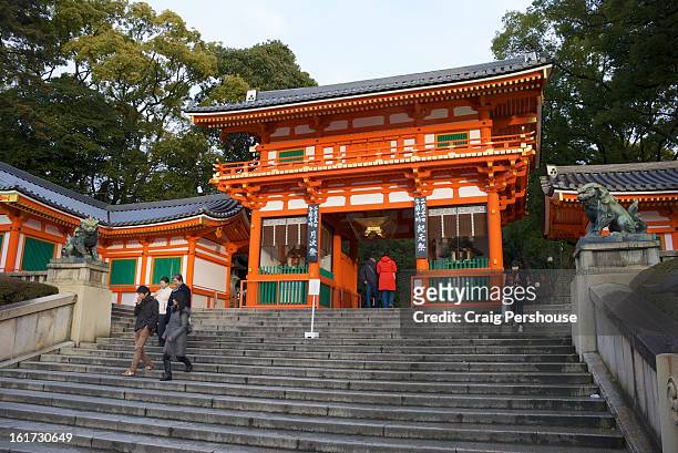 entrance gate to yasaka-jinja (yasaka shrine) - yasaka shrine stock pictures, royalty-free photos & images