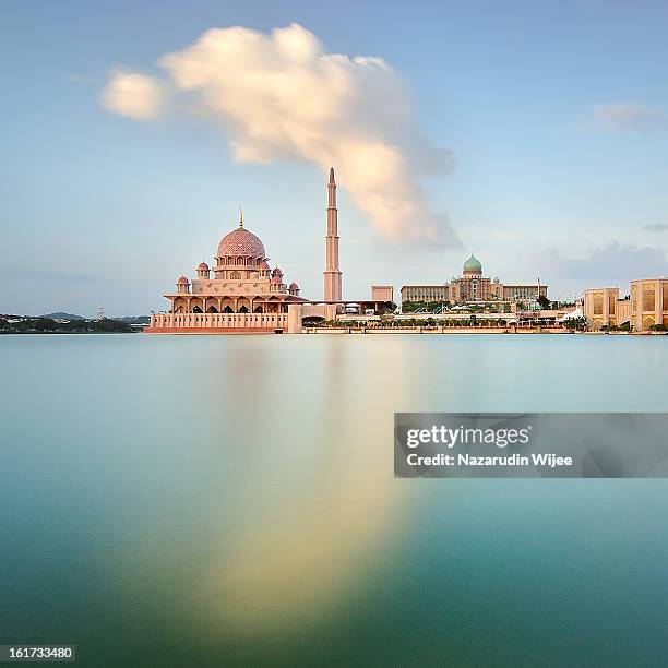 putra mosque and prime minister office - prime minister stock-fotos und bilder