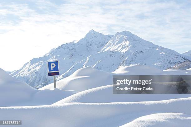 parking sign in snowy scene - les arcs stock-fotos und bilder