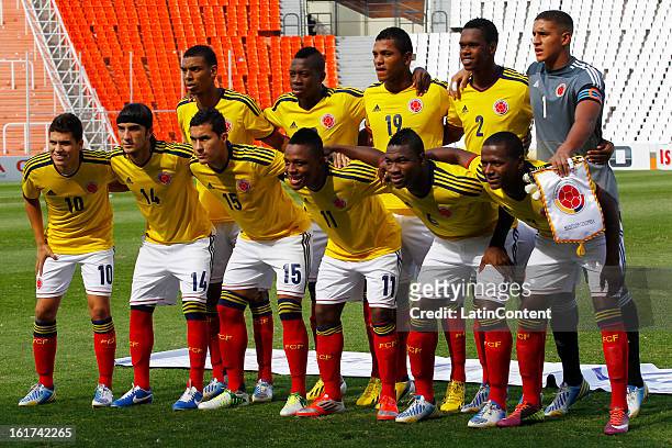 Players of Colombia pose for a group photo prior to a match between Colombia and Paraguay as part of the 2013 South American Youth Championship at...