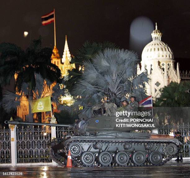 Thai soldiers stand guard on military tanks in front of the Government House in Bangkok, late 19 September 2006. Heavily-armed troops backed by tanks...