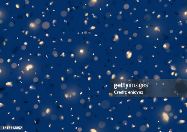 ilustraciones, imágenes clip art, dibujos animados e iconos de stock de confeti dorado brillante - espumillón