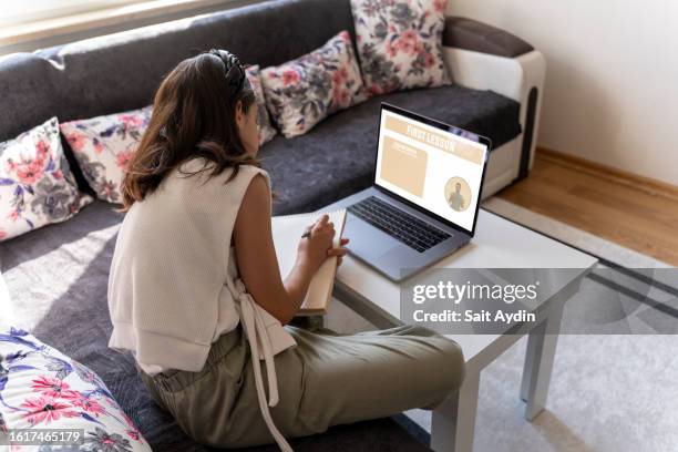 menina estudando com labtop. menina ouvindo uma aula com educação online. menina de pele branca tomando notas. - kurdish girl - fotografias e filmes do acervo