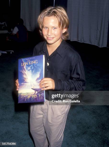 Actor Jonathan Taylor Thomas attends the 1994 American Booksellers Convention on May 28, 1994 at Los Angeles Convention Center in Los Angeles,...