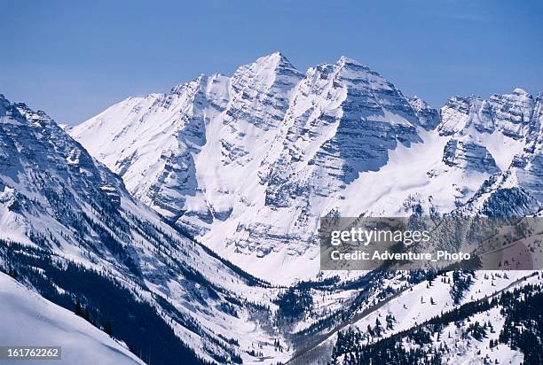 maroon bells en invierno paisaje pintoresco - maroon bells fotografías e imágenes de stock