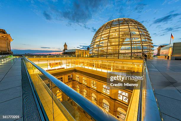 berliner reichstag dome - reichstag stock-fotos und bilder