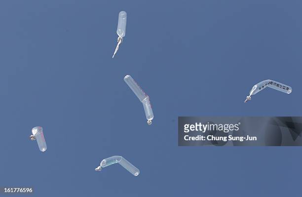 Balloons carrying anti-North Korea leaflets are released by North Korean defectors, now living on South Korea on February 16, 2013 in Paju, South...