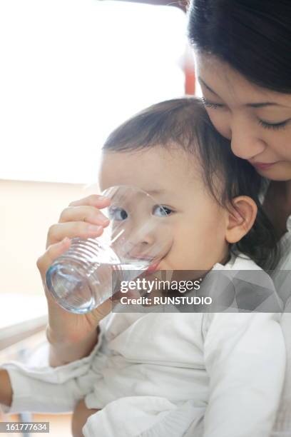 family(mama&baby) - infant with water 個照片及圖片檔