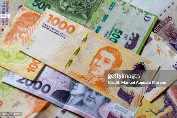 money: argentina 1000 pesos banknote with the portrait of josé de san martín - moeda argentina imagens e fotografias de stock
